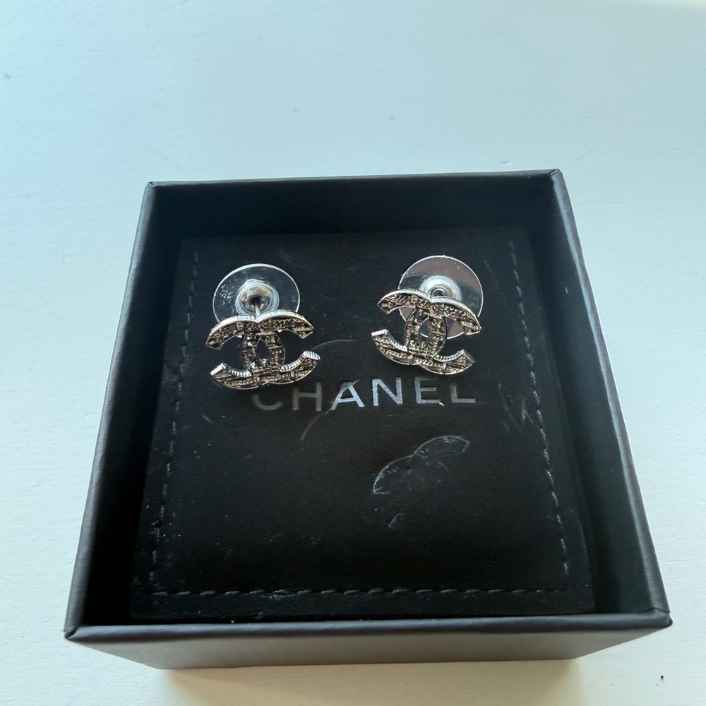 Chanel Classic CC Textured Silver Tone Stud Earrings With Box | Worn Twice - Picture 3 of 13